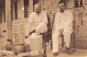 Alois Baumeister (l.) beim „Medizinkochen“ vor dem Missionshaus