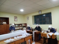 Wir waren fleißig und haben Masken für die Menschen genäht.