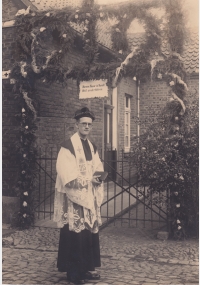 Friedrich Kaiser als Neupriester vor seinem Elternhaus